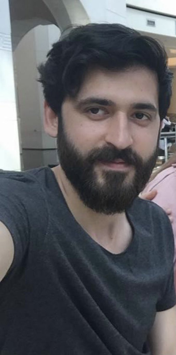 lalis1322's tweet photo. Yarın doğum gününü kutlayacaktın. Belki oturup hayatının değerlendirmesini yapacaktın, bir film izleyecektin, sevdiğinin saçını oksayacaktın. İzin vermediler. Onun yerine, hayatını kaybettiğin cehennemi yaratanların hesap vermesini bekliyoruz. #isiasolasıkast #isiasortakdavamız https://t.co/gavDLiHrV6