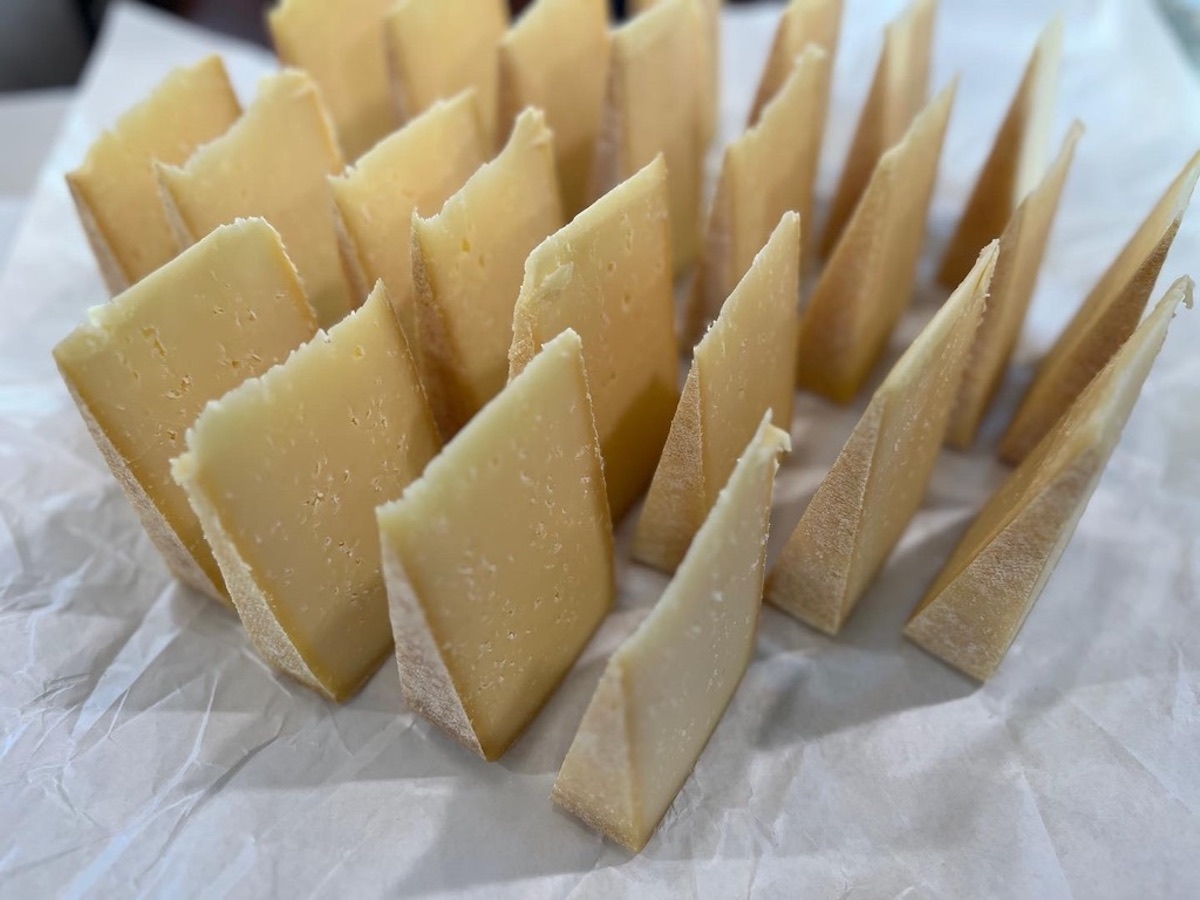 We bring the curtain down on 2023 with the help of friends in  fromage recalling the most memorable cheese that crossed their palates  during the past 12 months.
cheeselover.ca/index.php/2024…