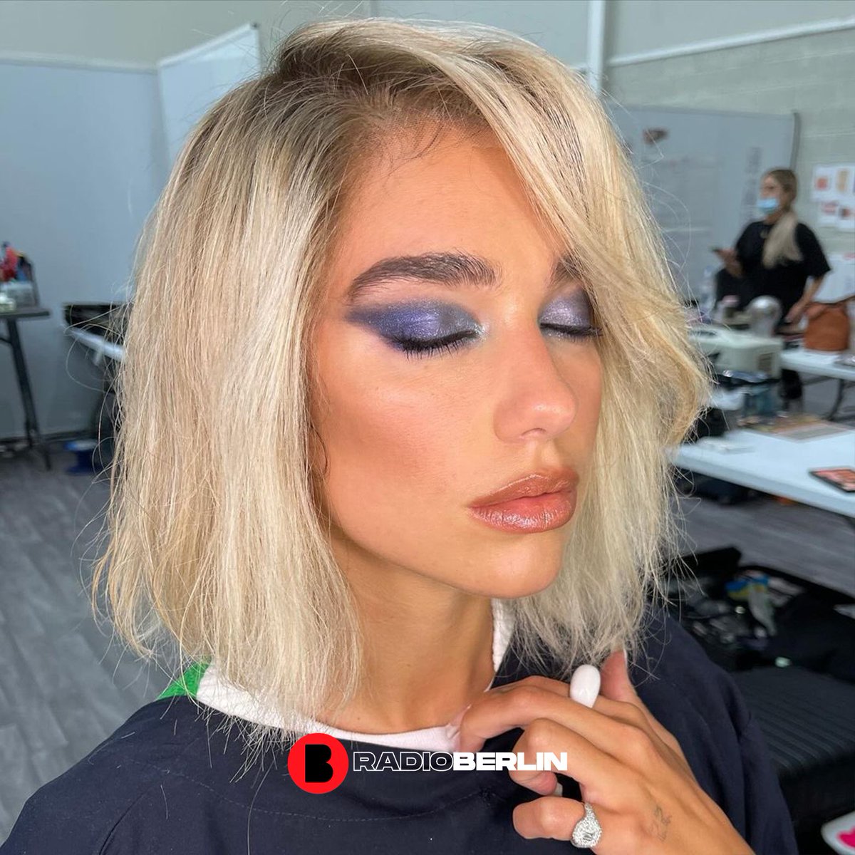 berlin1077's tweet photo. 😍 Año nuevo, look nuevo.
📷 Dua Lipa publicó fotos en su cuenta de Instagram con un nuevo look para la película de espías #Argylle, que saldrá este 2024.
📺 twitch. TV/radioberlin
#RadioBerlin #Los90YLos2000 #DuaLipa https://t.co/bRbAUP2zb1