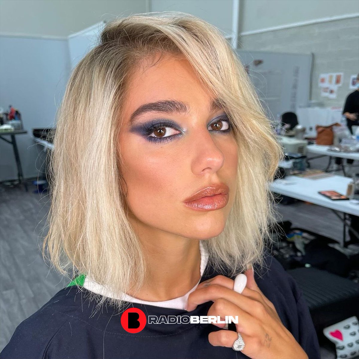 berlin1077's tweet photo. 😍 Año nuevo, look nuevo.
📷 Dua Lipa publicó fotos en su cuenta de Instagram con un nuevo look para la película de espías #Argylle, que saldrá este 2024.
📺 twitch. TV/radioberlin
#RadioBerlin #Los90YLos2000 #DuaLipa https://t.co/bRbAUP2zb1
