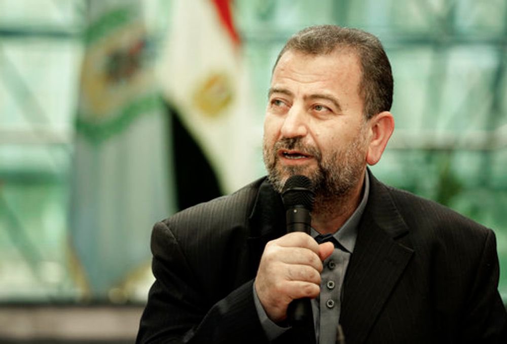 anwarmalek's tweet photo. اغتيال قيادي من الصف الأول في حركة #حمااس وهو #صالح_العاروري ومن معه في الضاحية الجنوبية ببيروت وبمربع أمني صعب الوصول إليه، يفضح:
 إما مدى الهشاشة الأمنية لدى #حزبالة ويضع علامات استفهام عن تفادي المخابرات الاسرائيلية لتصفية #حسن_نصرالله منذ سنوات طويلة..
أو ان ما حدث هو بتواطؤ من مخابرات الحرس الثوري التي قامت ببيع هذا القيادي المهم والمتقدم في سلم المسؤولية بين الحمساويين، مقابل مكاسب ومصالح معينة..

#انور_مالك