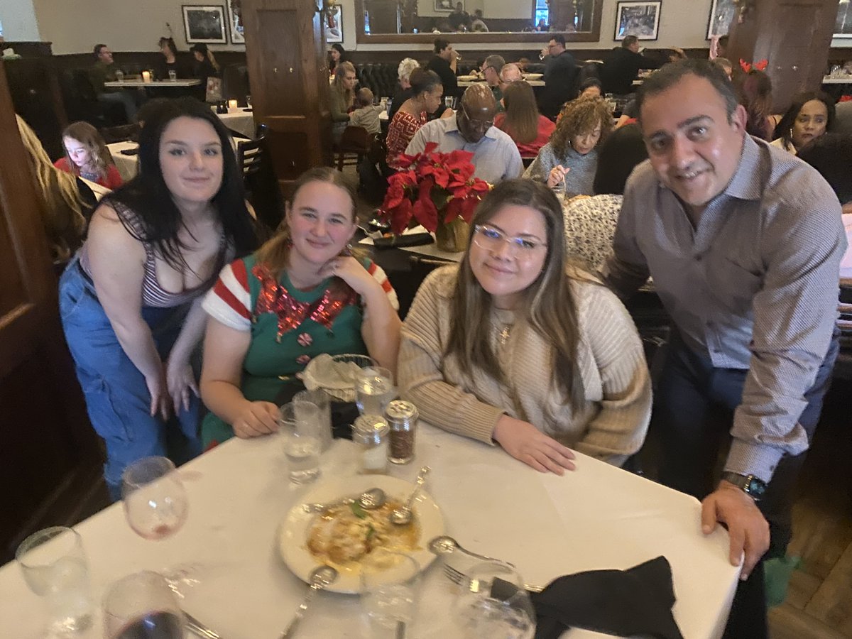 CastleHillsEC's tweet photo. Happy New Year From All of Us to You!!!
#castlehillseyecare #happynewyears #happyholidays #staffappreciation #carrolltontx #Texas https://t.co/YGSVXNnDaM