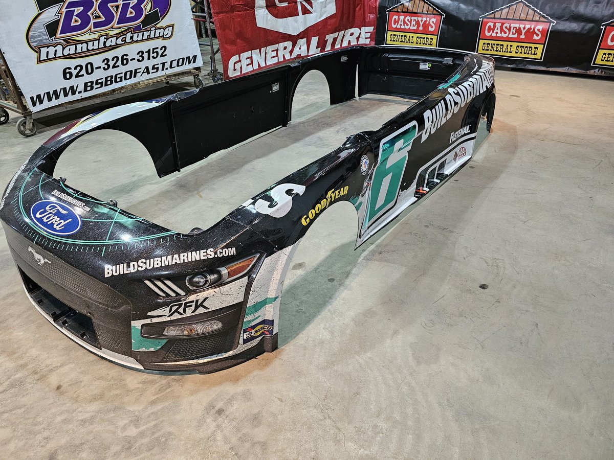 JohnnySmalls88's tweet photo. @keselowski @RFKracing what do you say we try and add a roof and hood to this beauty?? 
@Paigekeselowski @CastrolUSA @BuildSubmarines @fastenal @KingsHawaiian @roushyates @FordPerformance https://t.co/rbcrIY64Sh
