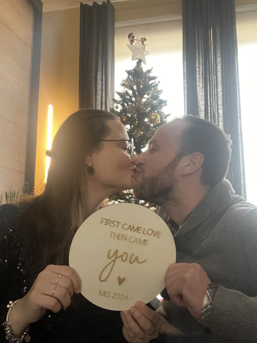 Lauradejaeger91's tweet photo. 2023 je was geweldig 👩‍❤️‍💋‍👨, maar ongetwijfeld wordt 2024 alleen maar beter 👶🏻🫶🏼 #mei2024 https://t.co/Mlf5g8wydR