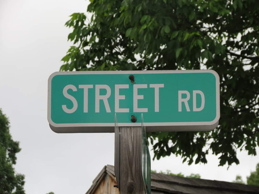 LindaEdits's tweet photo. Happy new year and happy #TypoTuesday! Some street sign funnies. #amediting #amproofreading #typos https://t.co/iEtqDGFi6r