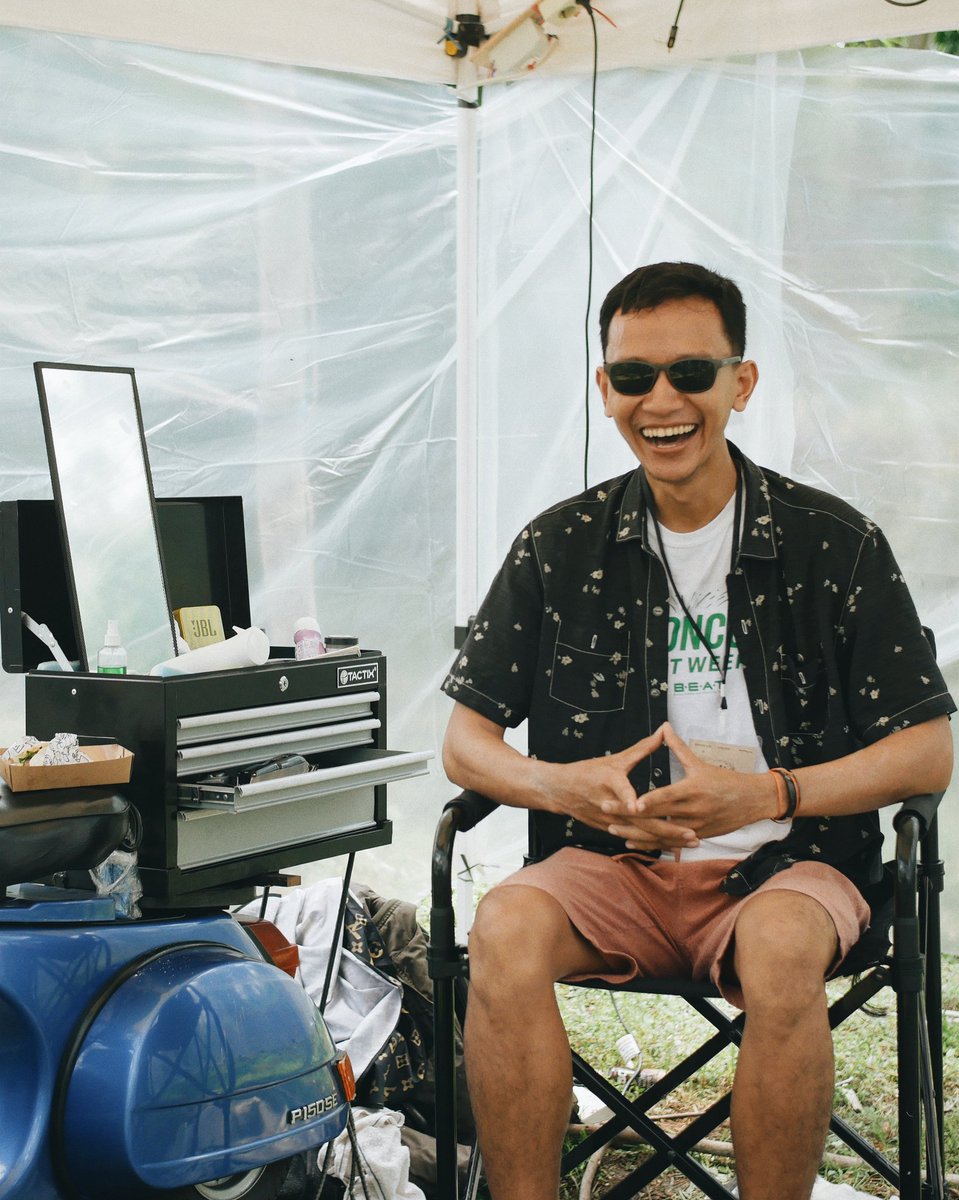 bgsnrd_'s tweet photo. Selalu menyenangkan dapat berkenalan dengan pribadi² yang bersahaja. Namanya Mr. Mono. Ia menawarkan jasa haircut gratis di Pasar Urup. Rangkaian dari konser #Urup Kunto Aji 2024. https://t.co/PSX0EZjfz6