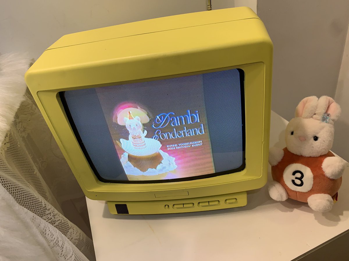 ununun0404's tweet photo. 극 내향인이라 우물쭈물하고 있었는데 럭드 1등 뽑고 반응 크게 해 주셔서 감사했숩니다… 정말 눈물 나올 뻔했어요🥹 포토부스 프레임도 예뻐서 부끄럽지만 조용히 찍기 완료했고, 마카롱도 너무 귀여워서 보자마자 다 구매 갈겨버렸어요 진짜 최고…
 #암호는eonlock! https://t.co/AlG4mFVDT5