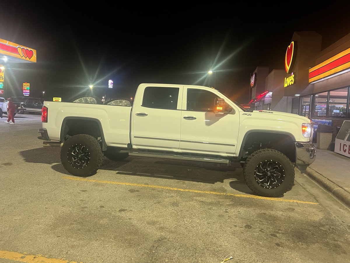 RidgePreston's tweet photo. 20 inch fuel cleavers on some 37x12.5 rubbers. 8x180 bolt pattern Good tread for sale $1500 bucks… $100 if you find me a buyer located in ben wheeler tx https://t.co/y3fEuu0tBc