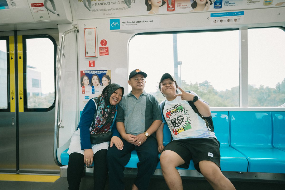 masrandss_'s tweet photo. Walking with your parents is the fastest way to become a child again 🤍 https://t.co/Jsj5IgJAIr