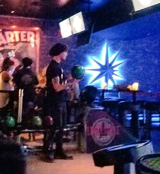 isitovernowlt's tweet photo. AU L'ARRY

donde H va como todos los sabados al bar donde siempre toca con su banda y decide hacer un karaoke
o
donde L se va de joda a un canto bar y lo seleccionan para que suba con la banda del lugar https://t.co/5FgT0aoJqk