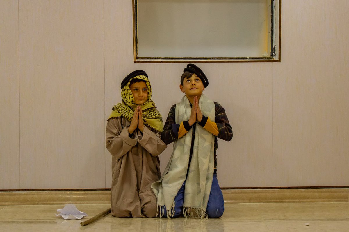 SOSCdOrient's tweet photo. 🇮🇶#Irak -  Les volontaires assistent au spectacle de #Noël préparé par les enfants de #Badaresh 🎇

✈️ Rejoins-les en mission. Deviens volontaire :  volontaires@soschretiensdorient.fr
#chrétiensdOrient https://t.co/vrHI2isFWH