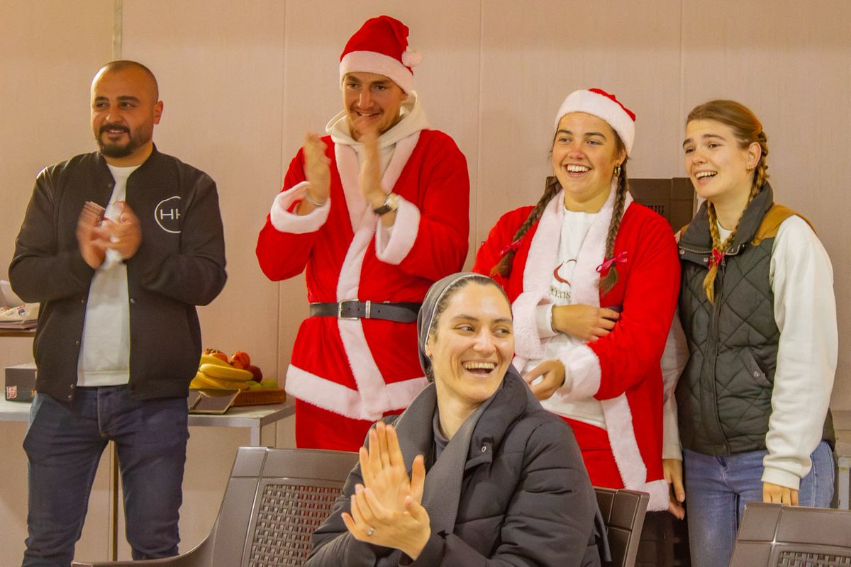 SOSCdOrient's tweet photo. 🇮🇶#Irak -  Les volontaires assistent au spectacle de #Noël préparé par les enfants de #Badaresh 🎇

✈️ Rejoins-les en mission. Deviens volontaire :  volontaires@soschretiensdorient.fr
#chrétiensdOrient https://t.co/vrHI2isFWH