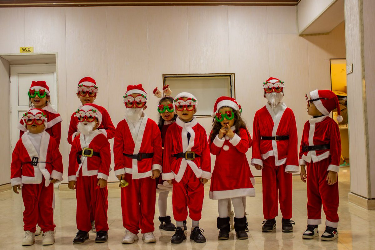 SOSCdOrient's tweet photo. 🇮🇶#Irak -  Les volontaires assistent au spectacle de #Noël préparé par les enfants de #Badaresh 🎇

✈️ Rejoins-les en mission. Deviens volontaire :  volontaires@soschretiensdorient.fr
#chrétiensdOrient https://t.co/vrHI2isFWH