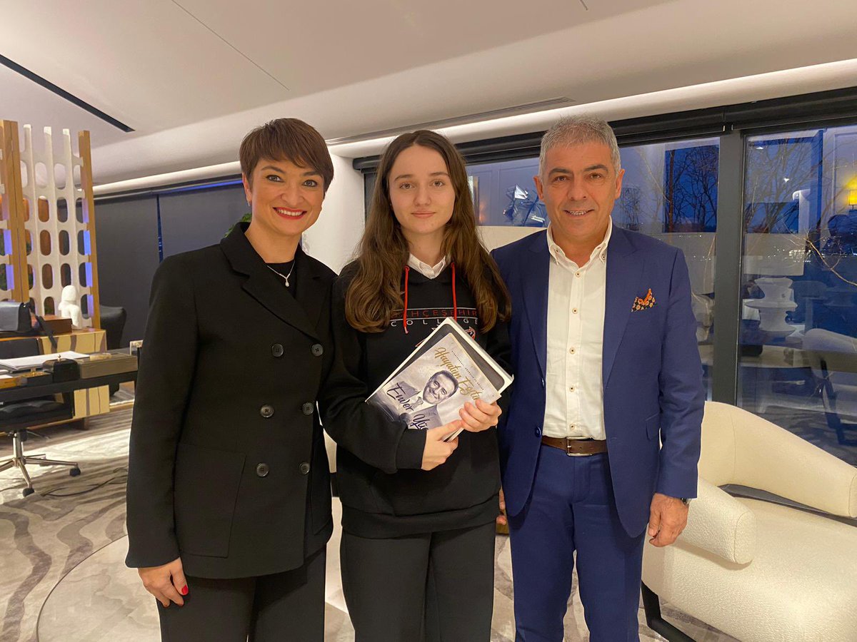 BahcesehirOrdu's tweet photo. Kurucumuz Sayın Enver Yücel, Genel Müdürümüz Özlem Dağ ve Genel Müdür Yardımcılarımız dünyanın en parlak 100 öğrencisi arasına girmesinin ardından Stanford Üniveritesi’nden de kabulü alan Ordu-Giresun BK öğrencimiz Elanu Karakuş ile bir araya geldiler. https://t.co/rMkMibEQ30