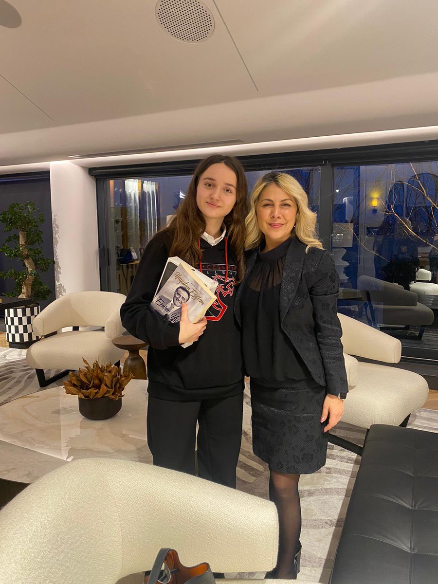 BahcesehirOrdu's tweet photo. Kurucumuz Sayın Enver Yücel, Genel Müdürümüz Özlem Dağ ve Genel Müdür Yardımcılarımız dünyanın en parlak 100 öğrencisi arasına girmesinin ardından Stanford Üniveritesi’nden de kabulü alan Ordu-Giresun BK öğrencimiz Elanu Karakuş ile bir araya geldiler. https://t.co/rMkMibEQ30