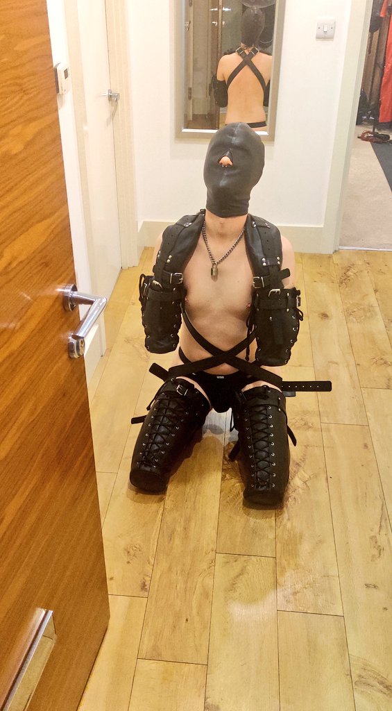 MockingbirdLthr's tweet photo. Super excited to be demo-ing my pet crawlers at January 19th's Hunter LDN  (hunter.l.d.n on Insta) at Electroworkz!
➡️ This is your chance to come try one on!
Here's @DntPkThAlien showing them off 😁 https://t.co/x4OROeCJ5A