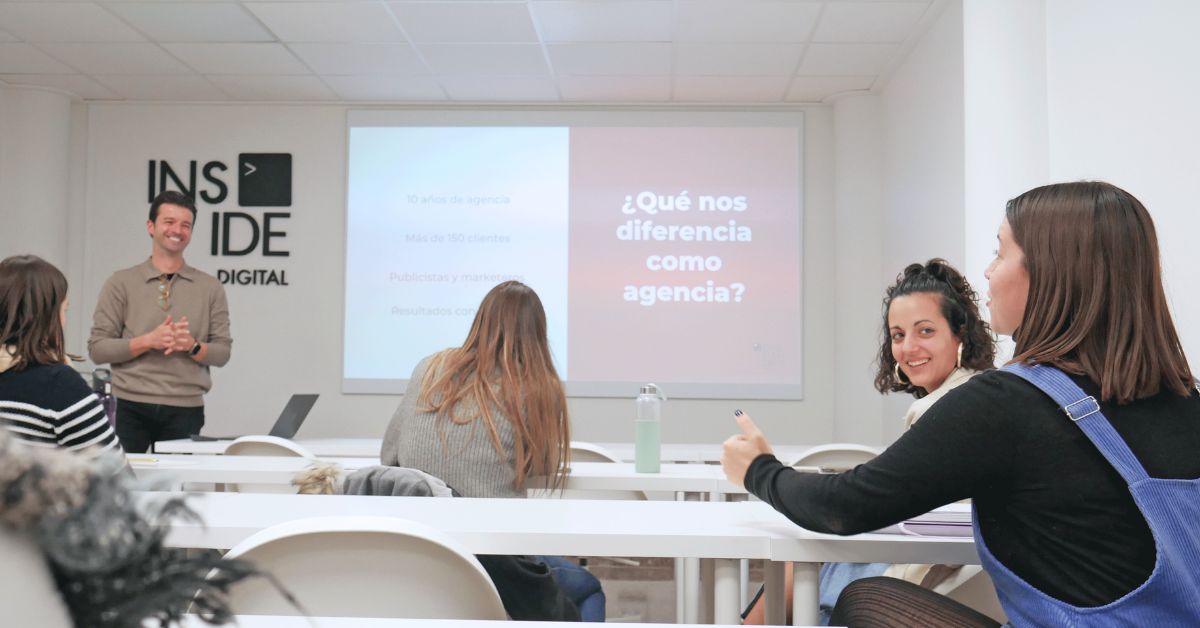 🌟 ¡Empezamos el año con una gran noticia, cumplimos 10 años! 🎂 Celebramos una década de innovar, crear y reinventarnos sin parar, colaborando con más de 150 marcas ❤️ Nuestro kick off ha sido el escenario ideal para dibujar nuestro futuro. 
#Twelfhundred10Años #MarketingDigital