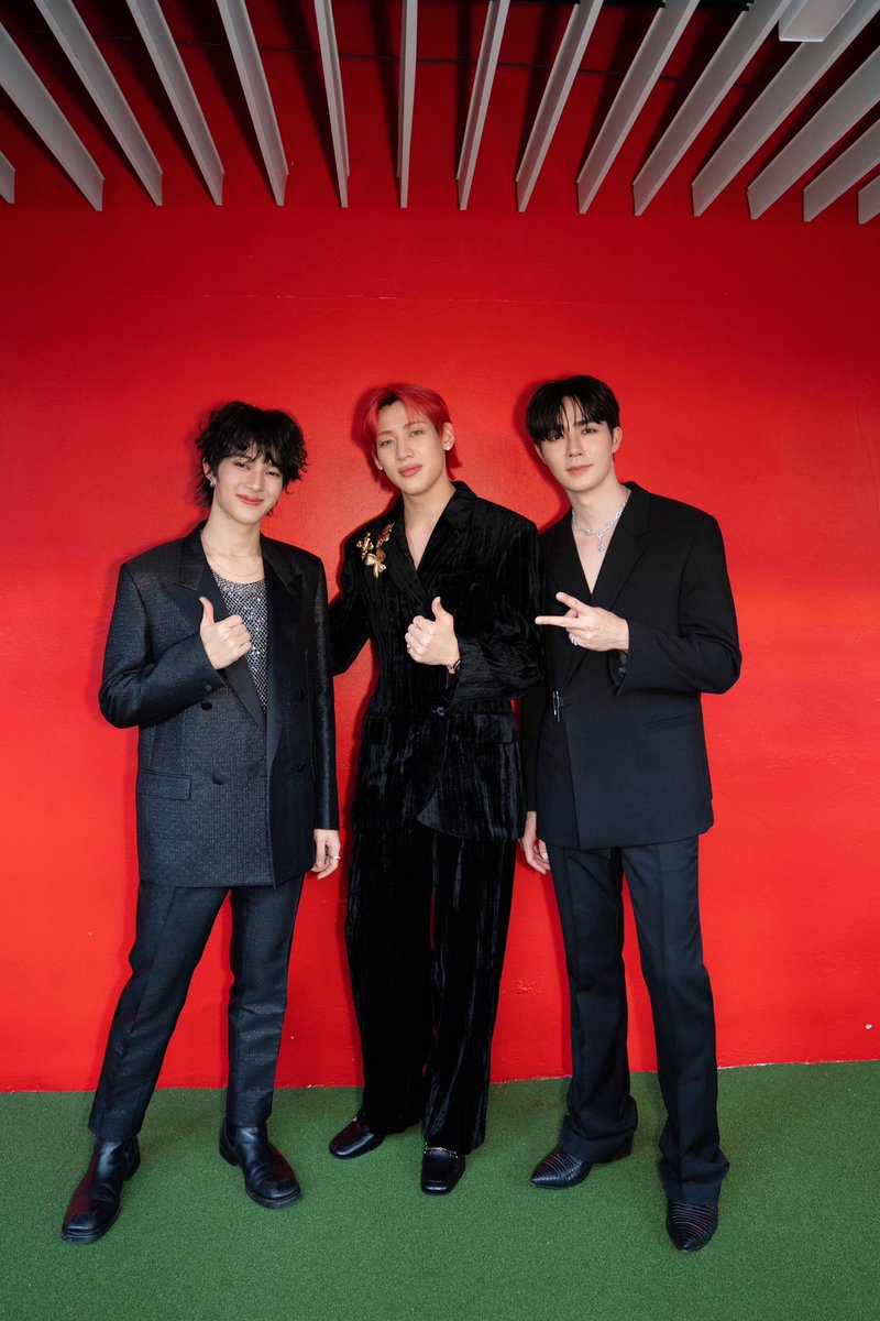 DomundiTV's tweet photo. “ซี” และ “นุนิว”  ร่วมถ่ายภาพกับ MC สุดพิเศษ “คุณแบมแบม” ภายในงาน SEOUL MUSIC AWARDS ครั้งที่ 33 📸✨

Zee NuNew in SMA 
@zee_pruk @CwrNew 
#The33rdSMAxZeeNuNew
#33rdSeoulMusicAwardsinBKK
#SMAinBKK https://t.co/xNTphjCGvn