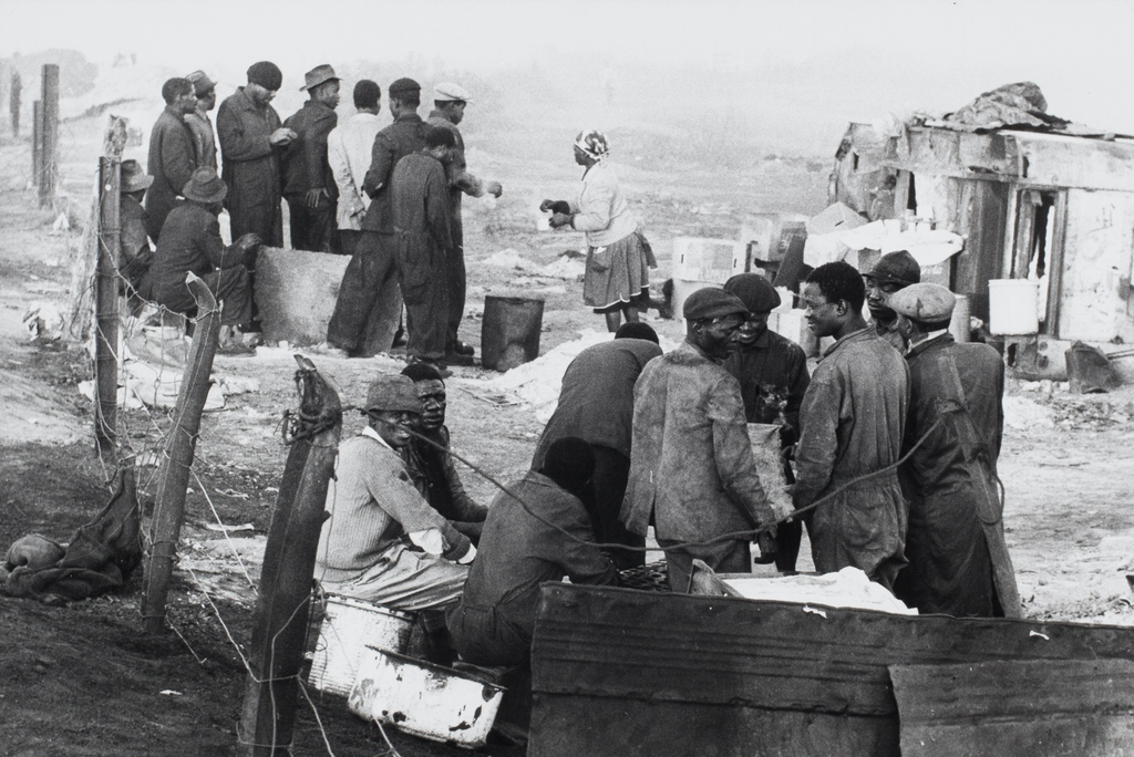 Remembering legendary photojournalist Peter Magubane, who yesterday passed away at age 91. Magubane documented decades of apartheid in South Africa including the 1976 Soweto uprising, the trial of Nelson Mandela, and more. 

Images all by Peter Magubane