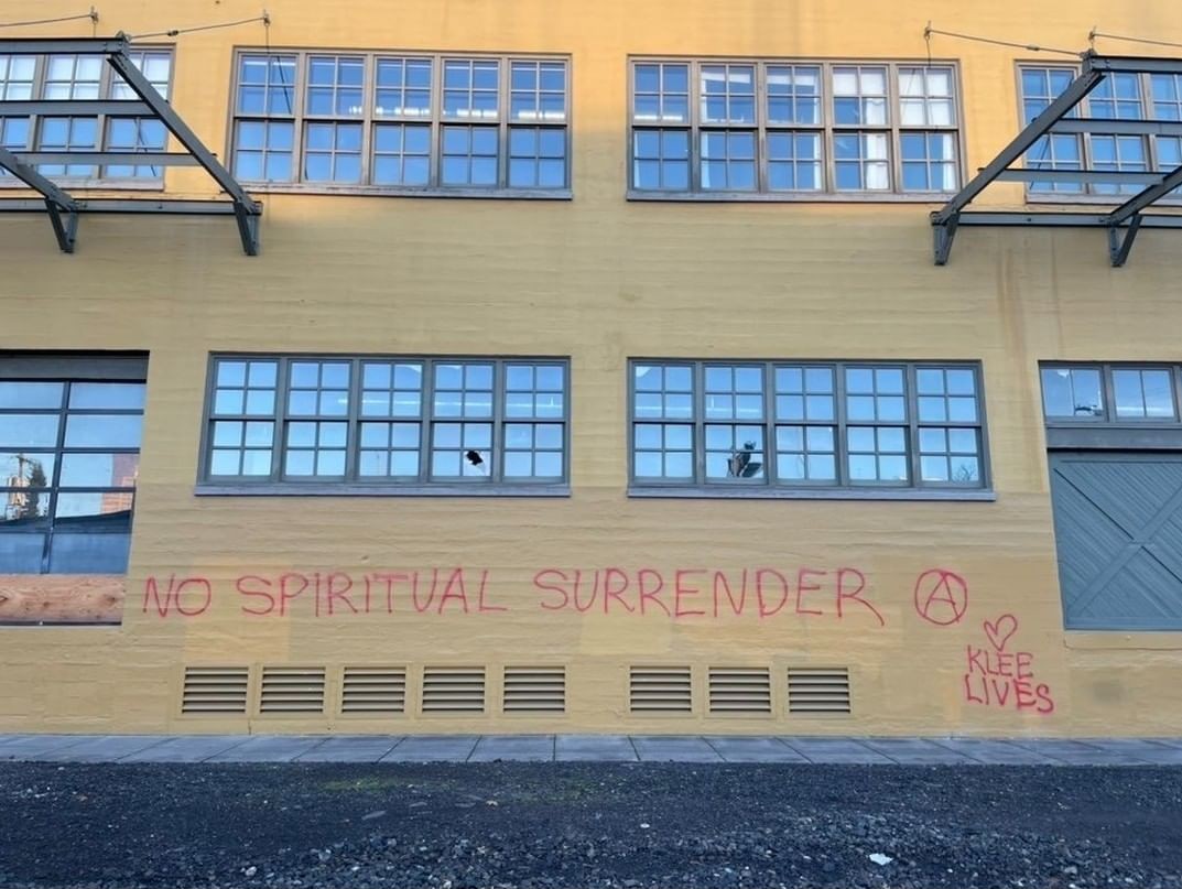 GraffitiRadical's tweet photo. "No Spiritual Surrender / Klee Lives"
Memorial graffiti in Portland, Oregon for indigenous anarchist Klee Benally who passed away this week.

The graffiti slogan is also the title of a recently published book by Benally which can be purchased from @detritusbooks https://t.co/GU3Pb4j3ez