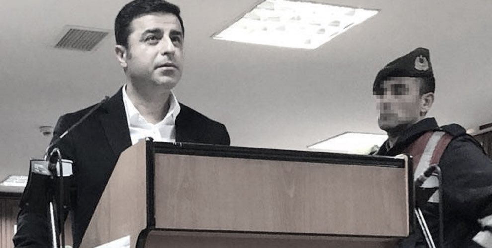 ''HDP kolay lokma değildir. yutmaya kalkarsanız boğazınızda kalır, boğulursunuz!''
-Selahattin Demirtaş
                                              #HDPYargılıyor