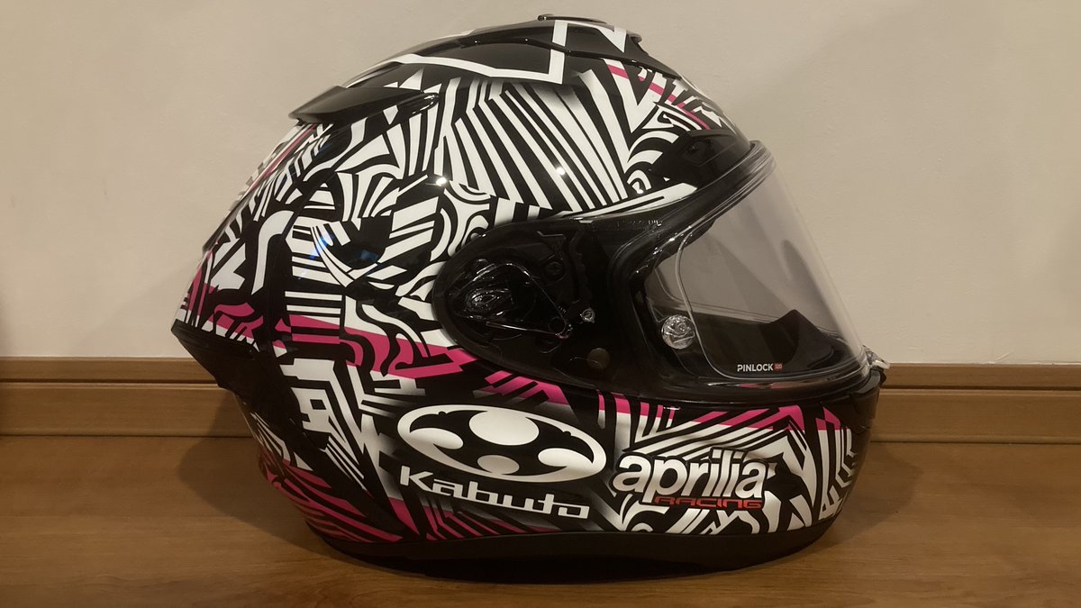 apaprilia4's tweet photo. apriliaのロゴもいい感じ

#Kabuto
#F17ALEIX
#aprilia
#アレイシ
#アプリリア https://t.co/GeumiAIXFD
