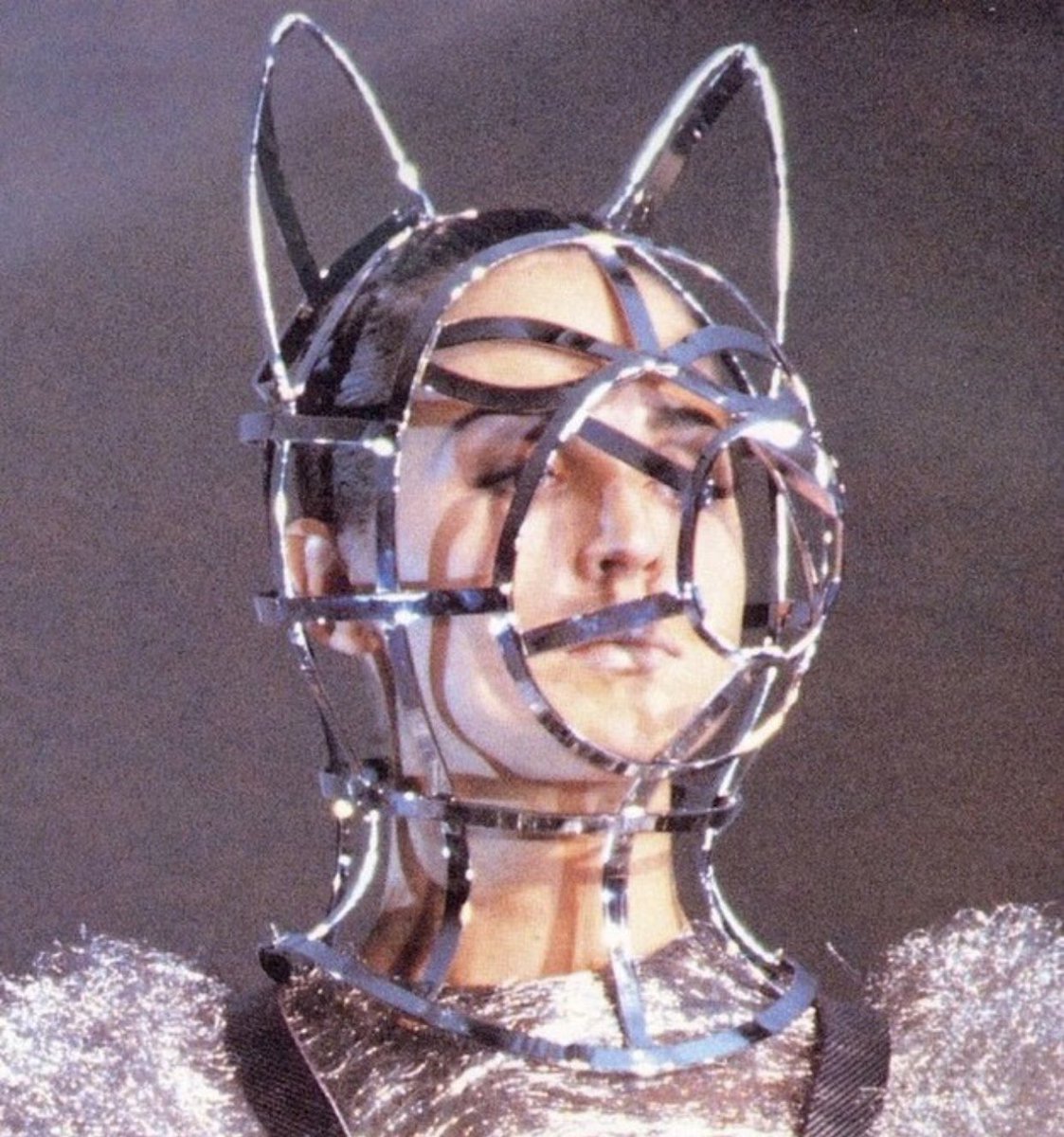 _HDD's tweet photo. metal headpieces on the Yoshiki Hishinuma Spring 1990 runway https://t.co/N73CWRo1Tc