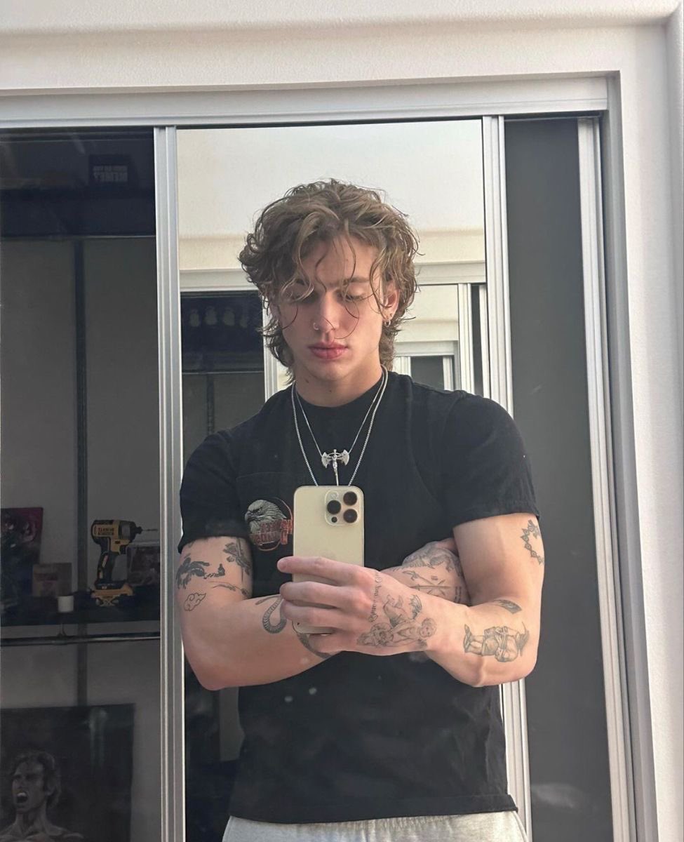 mahrzx1's tweet photo. VINNIE HACKER: “I love this boy”

thread; 🪡 https://t.co/kjBqX2KSU5