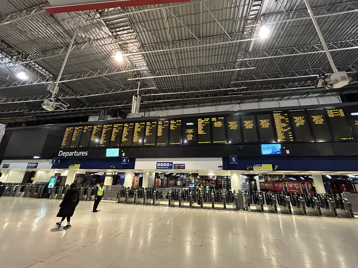 Code black on the Southwestern. I’ve had my fair share of code blacks over the past few years, but this is my first as Traincrew. It’s just looking a tiny bit different here at Waterloo, compared to Christmas Eve!
