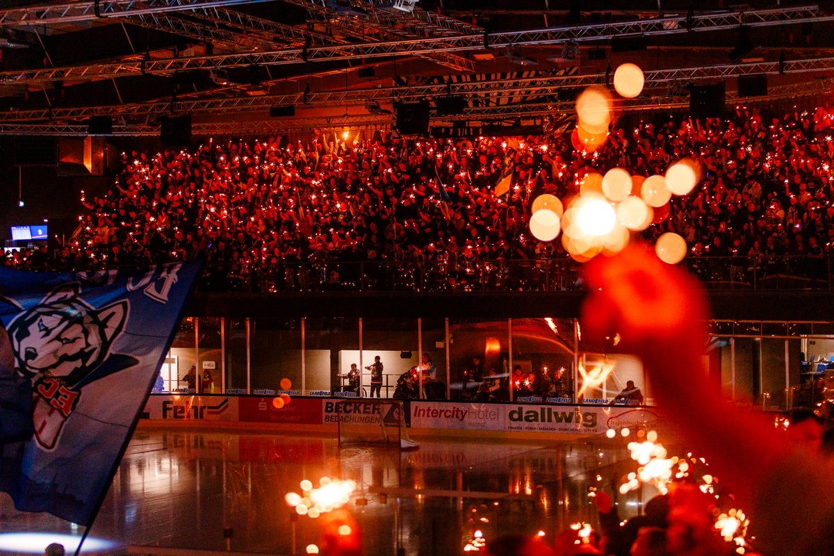 DEL2_News's tweet photo. Mit insgesamt 80.204 Zuschauern verbucht die #DEL2 einen neuen Rekord.  An den Spieltagen am 26., 28. und 30.12.  strömten so viele Fans wie noch nie in der DEL2-Geschichte in die Stadien. https://t.co/sVPps3rNMV Fotos: JMD Photographie / Christoph Jürgens / Chuc Fotografie https://t.co/MHiTfiUdxG