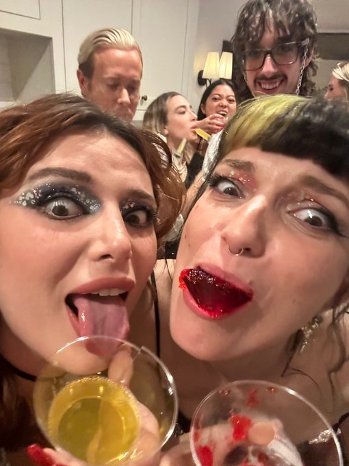 HNY! 🎉🥳🎊🕛💥🥂💏 https://t.co/oTOtTuL0MS<a href="/tag/thornedynasty"class="tags"><span>#thornedynasty</span></a>