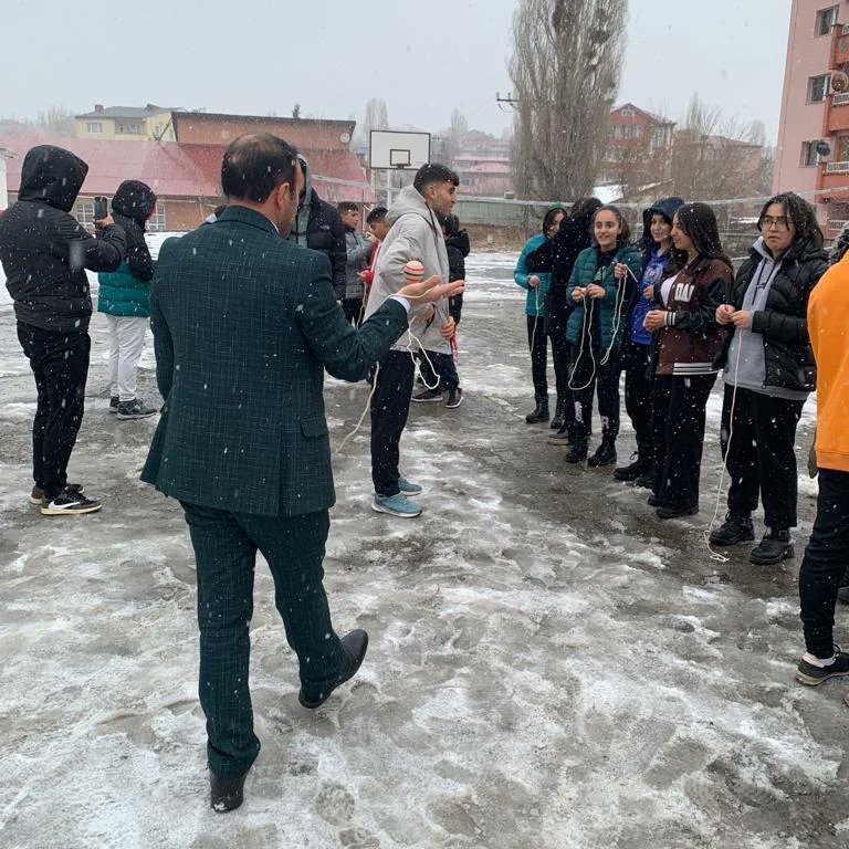 srkmskko's tweet photo. Okulumuzda Kafkas Projesi kapsamında "Sokak Oyunları" projesi gerçekleştirilmiştir. Öğrencilerimiz geleneksel oyunlarımızdan "Topaç" oyununu öğrenerek geçmiş değerlerimize yolculuk yaptı. 
@ziyapolat73
@KarsValiligi
@karsmem
@KafkasProjesi
@sarikamis_mem
@TC_Sarikamis https://t.co/DSIUVEAlqZ