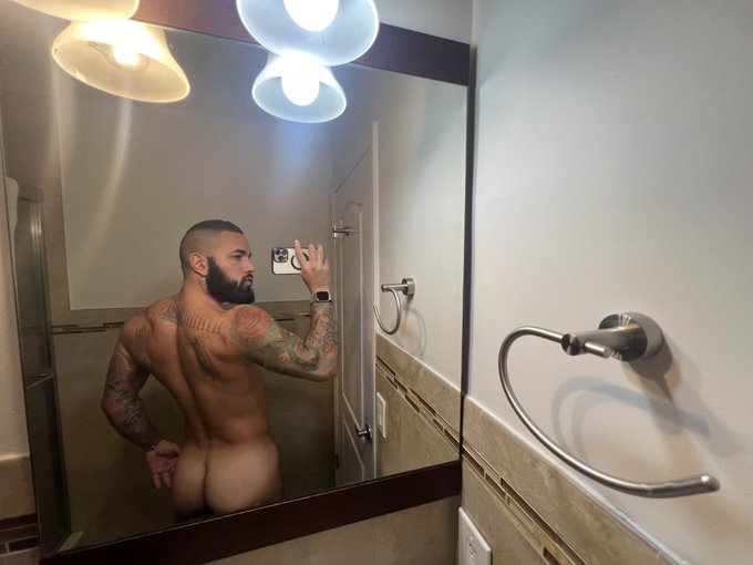 are you licking or sticking ? 😋 https://t.co/FBogCVxgaY