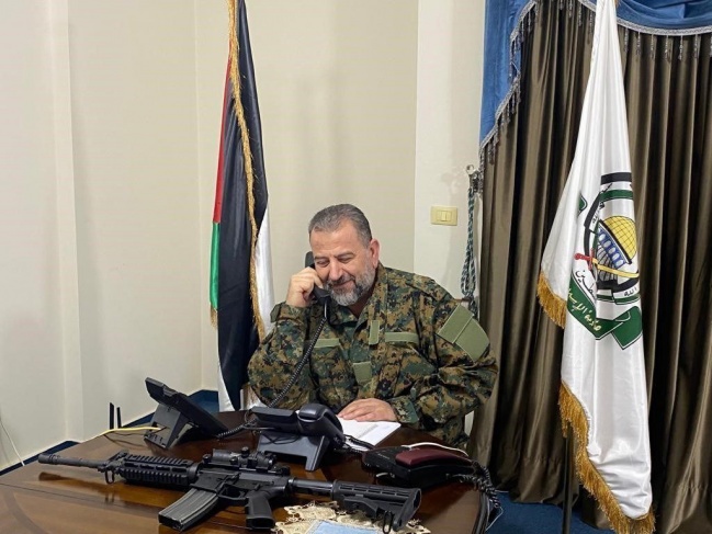 YZaatreh's tweet photo. #صالح_العاروري يلتحق بقافلة القادة الشهداء.
تقبّله الله ومن ارتقى معه من الرجال، وقبله وبعده كل شهداء شعبنا.
عدو في حالة سُعار يبحث عن أيّ صورة انتصار ترمّم معنويات ش��به، خصوصا بعد فشله في اغتيال مهندسي "الطوفان" الكبار.
قادة "حماس" الكبار في الخارج أصبحوا برسم الاستهداف، كما أكّد قادة العدو، حتى لو تأخّر ذلك بعض الوقت بسبب وجودهم في تركيا وقطر، مع أن الركون لذلك لن يكون صائبا وسط السّعار المُشار إليه.
من يسيرون في هذا الدرب يدكون أنهم مشاريع شهادة.
سلام الله على من ارتقى منهم، وعلى من ينتظر ولم يبدّل تبديلا.