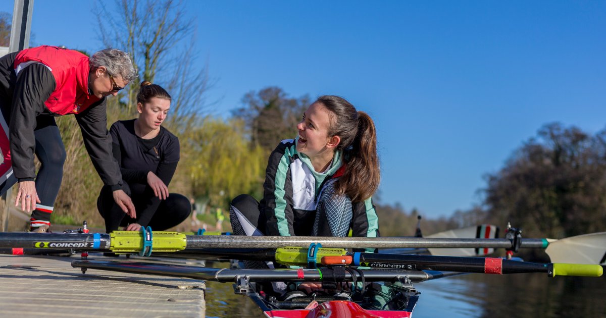 Rowing outdoors during the winter can enhance sleep quality, boost productivity and improve the function of the immune system ❄️ 🚣 

Dr Helen Blamey explores the science behind exercising outside during the winter months 👇 
plus.britishrowing.org/2021/10/25/the…