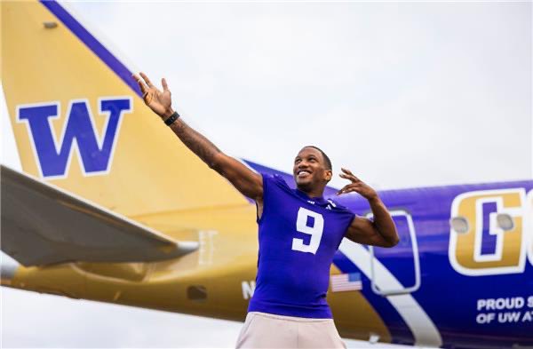 AlaskaAir's tweet image. Dubs up, up and away! We are proud to partner w/@UW_Football to get Husky fans from Seattle to and from Houston for the National Championship game. We added over 1,700 additional seats this morning &amp;amp; there are still a few left. Cheer on @themikepenix &amp;amp; the Dawgs at the big game!