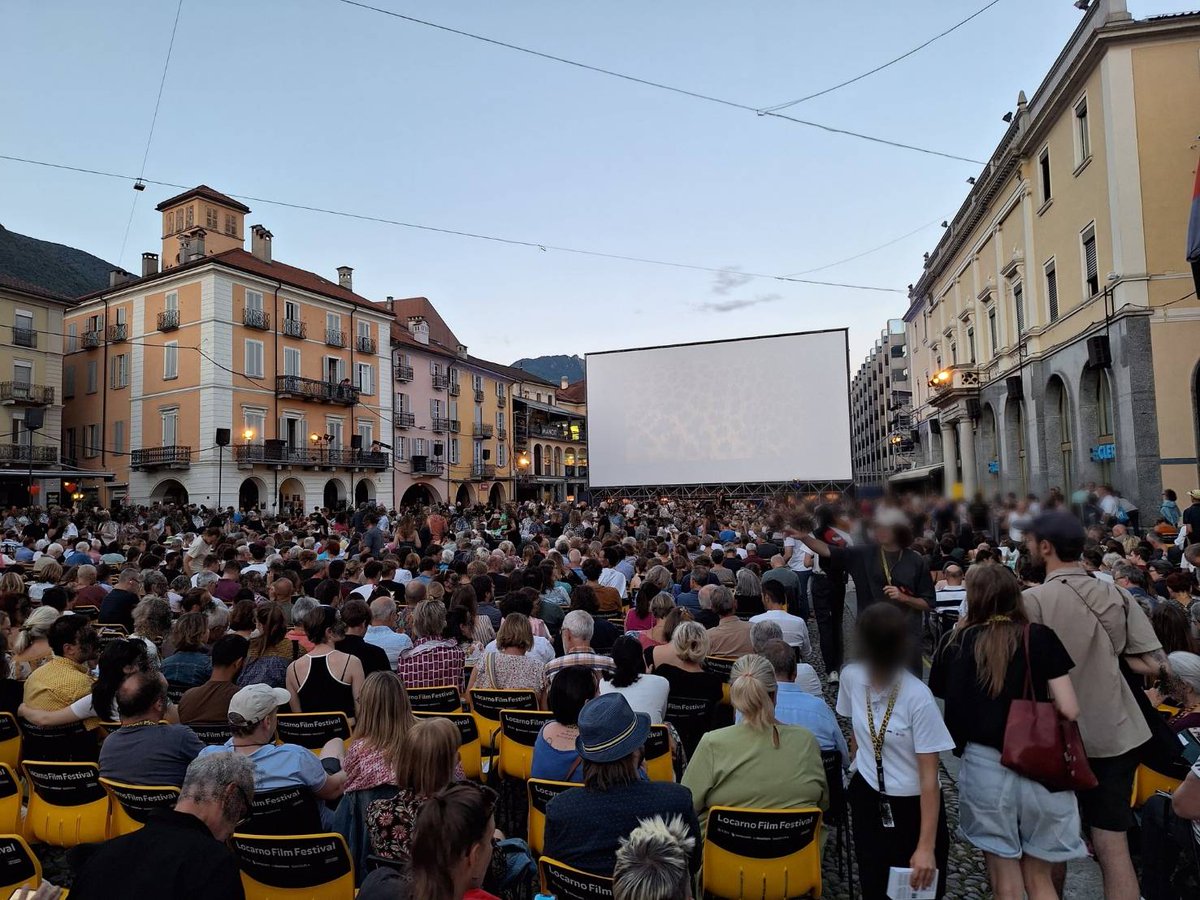 yoshi_shimamura's tweet photo. ロカルノ国際映画祭💡

映画祭のメイン会場となるのは、ロカルノの中央広場
【ピアッツァ・グランデ】
です😄
 
ここには、ヨーロッパ最大の屋外スクリーンがあり、約7,000席が設置されています。  

映画祭期間中、この屋外スクリーンでは、コンペティション部門の映画や、その他の特別上映作品が上映されます。 

毎晩、ここには満席になるほど多くの観客が集まり、上映が始まると、観客席からは、笑い声や感嘆の声が響き渡ります🎵

ボクはこういう分かりやすい反応が大好きなのです😆

━━━━━━━━━━━━

ボクは16歳で社会に飛び出しました🏃=͟͟͞͞
何の取柄もない平凡なボクなのですが、【あること】に集中することによって、こんな感じになりました💡
↓↓↓

■
映画プロデューサー🎥
ワールドセールスを狙った作品を作り続け、1作は国際映画祭で受賞・1作は国際映画祭でノミネートされました。

■
オリコン様・テレ東様を含む6社の大株主です💰
大株主になっている銘柄で約25億円くらいの評価額です。
※
2023年7月16日時点

https://t.co/Aprt275dT6

https://t.co/FLFjwVywWI

■
約2,000坪の土地を所有しています。
サッカーコート1面くらいですね⚽️
https://t.co/5ozXwt1MlP
※
2023年7月16日時点

■
書籍を出版したら Amazon総合2位！
Amazon3部門で1位！
全国の書店30店舗以上で1位になりました。https://t.co/JNfAOi9T8a

■
下記の書籍で大株主としてのインタビュー記事をご掲載いただきました。

【株探超活用法DX 大株主の研究/宝島社】
https://t.co/VobHgDPNyN

【高配当株と円安株で月15万円稼ぐ 億り人がやっている（秘）投資法/宝島社】
https://t.co/bLY6Kkjv7l

東洋経済様にコラムを寄稿しました。
【100社の株を配当狙いで持つ投資家が明かす流儀/東洋経済オンライン】
https://t.co/qK7CL2Pcvx

幻冬舎ゴールドオンライン様にコラムを寄稿しました。
【カリスマ個人投資家が「円安・株安なんてあまり気にしなくていい」と断言するワケ/幻冬舎ゴールドオンライン】
https://t.co/J8V2EsJkcx

■
新宿警察署長から感謝状をいただきました。
https://t.co/3ycuPTRxqb

■
京都芸術大学様と共同講座をやりました
https://t.co/nZBGreNwZG
↑↑↑

『どうやればそんなことになるのか教えてください❗』
等のお問い合わせをいただくことが多いので、その答えをnoteに掲載しました。
ぜひ、ご覧ください😄
↓↓↓

https://t.co/4UIwyeIQbd…

出掛けるときに踏んだ犬のウンチを、帰宅するときにもう一度踏んでしまうレベルのボクですが、地道に真面目に仕事をして、楽しく生きています🎵
ぜひ、仲良くしてくださいね😉

#映画
#映画好きと繋がりたい
#投資家さんと繋がりたい
#株式投資投資
#不動産投資
#富裕層
#資産家
#テレ東
#テレビ東京
#起業
#スタートアップ　　
#ロカルノ国際映画祭