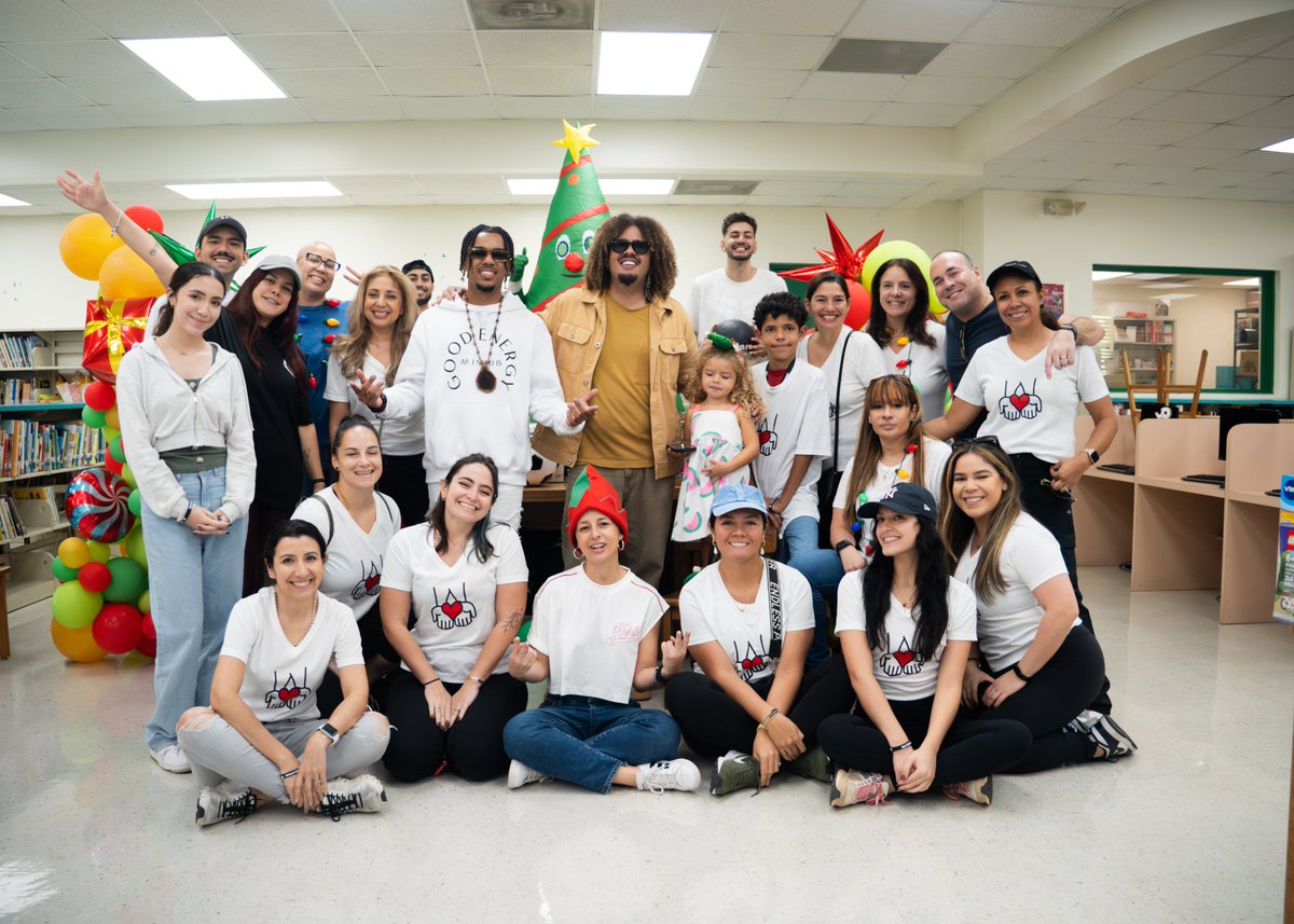 Our SOMOS Talent Advisory Group (TAG) kicked off the holiday festivities by volunteering with the Miami community. Alongside artists @gale_oficial, @Maffio & @wylinyung, TAG members collected and delivered toys and plushies to local elementary schools. #LifeatSonyMusic