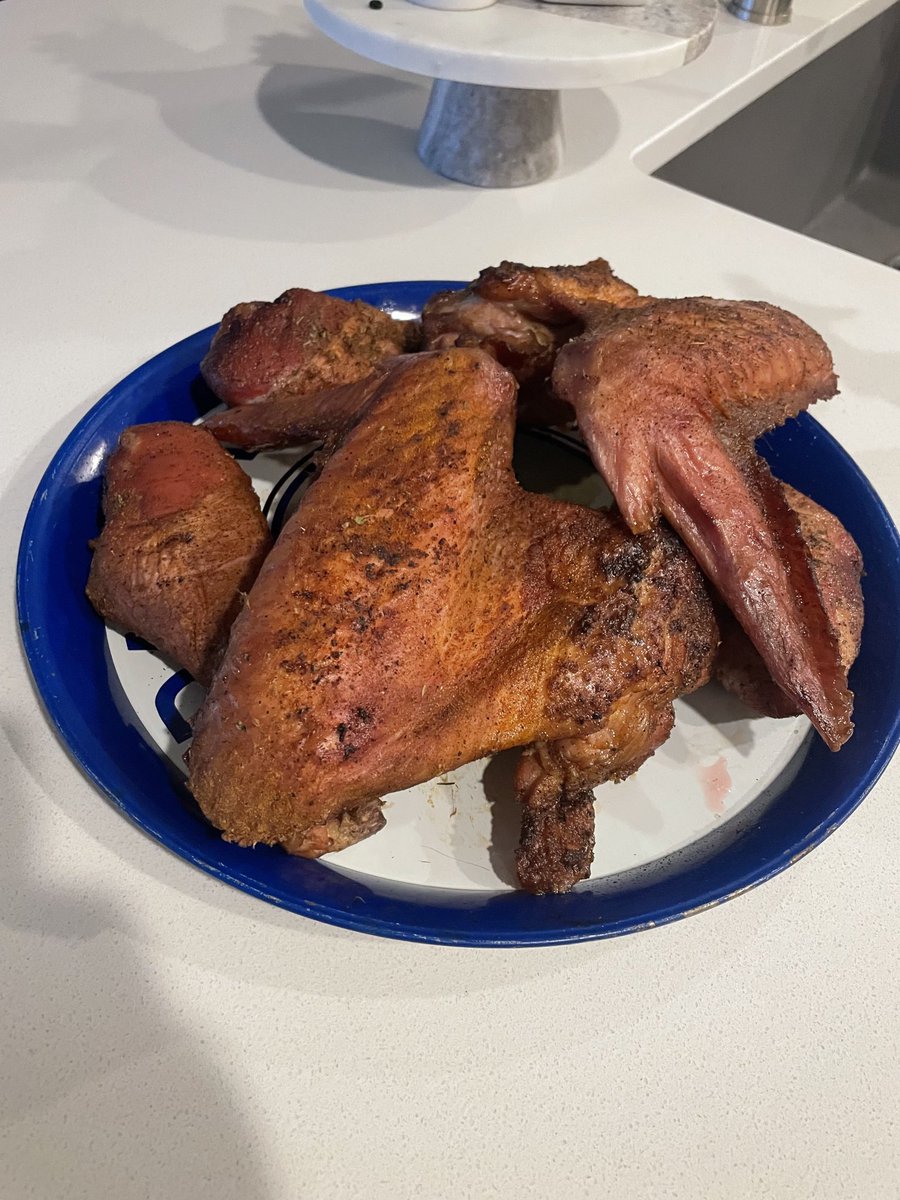 Mattmil53061142's tweet image. Smoked turkey wings and legs to flavor my black eyed peas and collard greens this year. #apronstrings