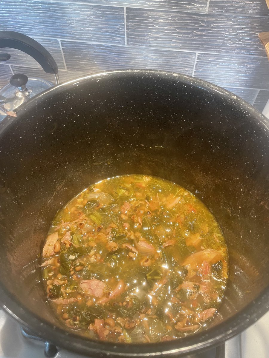 Mattmil53061142's tweet image. Smoked turkey wings and legs to flavor my black eyed peas and collard greens this year. #apronstrings