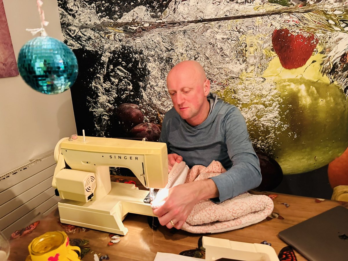 baukevon's tweet image. Fixing a zipper in the favorite sleeping onesie of the middle one while she’s on a sleepover. First new skill for 2024: 🤜🏻  #firsttimeforeverything