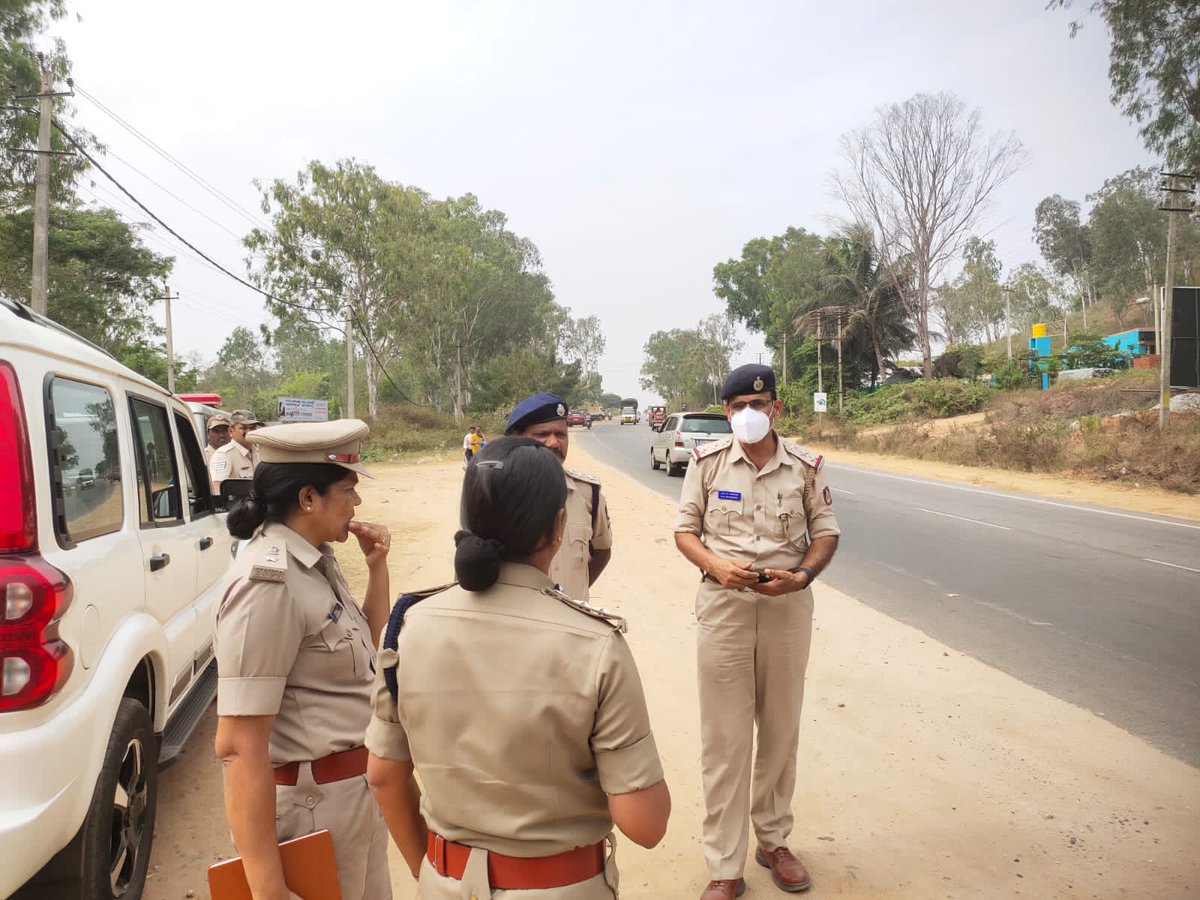 ಇಂದು ಜಿಲ್ಲಾ ಪೊಲೀಸ್ ಅಧೀಕ್ಷಕರಾದ ಶ್ರೀಮತಿ.ಸೀಮಾ ಲಾಟ್ಕರ್ ಐಪಿಎಸ್ ರವರು ಹುಣಸೂರು ಪಟ್ಟಣ ಪೊಲೀಸ್ ಠಾಣಾ ಸರಹದ್ದಿನ ಘಟನಾ ಸ್ಥಳಕ್ಕೆ ಭೇಟಿ‌ ನೀಡಿ ಪರಿಶೀಲನೆ ನಡೆಸಿ ಠಾಣಾ ತನಿಖಾಧಿಕಾರಿಗಳಿಗೆ ಸೂಕ್ತ ಸಲಹೆ ಮತ್ತು ಸೂಚನೆ ನೀಡಿದರು. <a href="/Rangepol_SR/">IGP SR Mysuru</a> <a href="/KarnatakaCops/">ಕರ್ನಾಟಕ ರಾಜ್ಯ ಪೊಲೀಸ್ Karnataka State Police</a> <a href="/SPmysuru/">SP Mysuru District</a> <a href="/AddlSPmysuru/">Additional SP Mysuru District</a> <a href="/PiHunsuru/">PI Hunsuru Town PS</a>