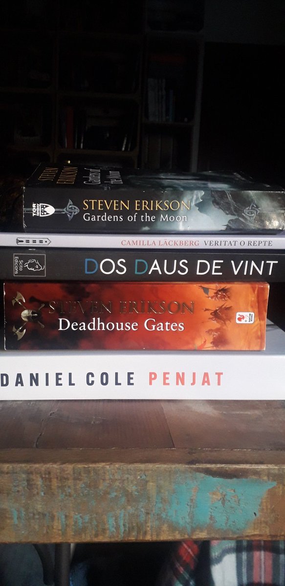 Ernesterlin's tweet photo. La meva TBR del més de gener. Quin optimisme! 😬
Gardens of the Moon @erikson_steven @torbooks
Veritat o Repte #CamillaLäckberg @som_amsterdam
Dos Daus de Vint #2dd20 @jmasanas @ScitoEdicions
Deadhouse Gates @erikson_steven @torbooks
Penjat @DanielColeBooks @penguinllibres https://t.co/ro3P9JREss