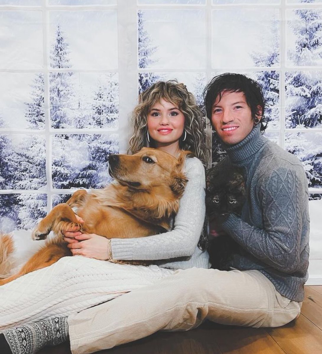Debby Ryan and husband Josh Dun with their pets in new photo., image size:1090x1200
