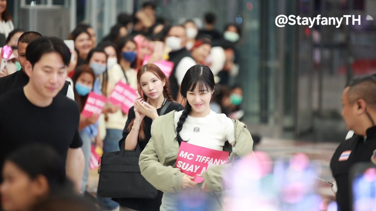 StayfanyTH's tweet photo. Mission completed ค่ะทุกคน
MC ฟานี่คนสวย ได้ป้ายกลับไปด้วย

ขอบคุณทุกคน ทุกบ้านที่ช่วยกันนะคะ 🙏
ขอให้คนสวยขาเดินทางกลับอย่างปลอดภัยน้า~
#MCTiffanyxSMAinBKK
#SMAinBKK
#33rdSeoulMusicAwardsinBKK
#TiffanyYoung https://t.co/7BcNn3aiAR