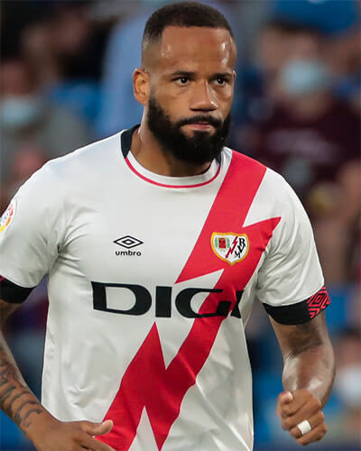 Puede haber jugador más cómico que “Bebe”? Sus últimos diez años deportivos se basan en fichar por equipos de media/baja tabla, salir en el minuto 85, y tirar 2 trallazos desde medio campo. 

Oda al balompié, homenaje a la comedia, jugador de culto.