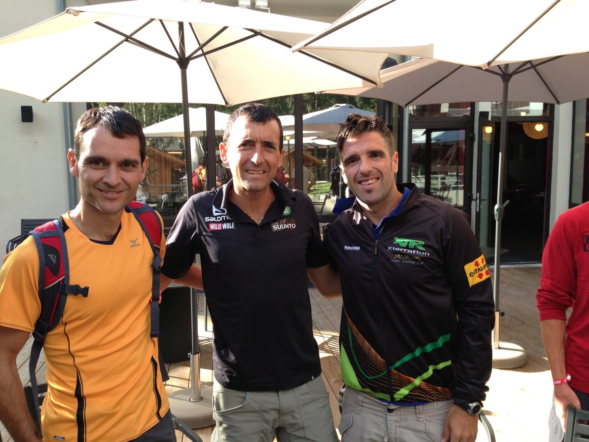 ‘Momento fan’ con <a href="/MiguelHeras3/">Miguel Heras</a> y mi amigo <a href="/Sesse76/">Sesse</a> antes de correr el <a href="/UTMBMontBlanc/">HOKA UTMB® Mont-Blanc</a> de 2013 y de entrar en @Salomon_Spain 😂. Por gente como él empecé a correr ultras 🥹🥹🥹