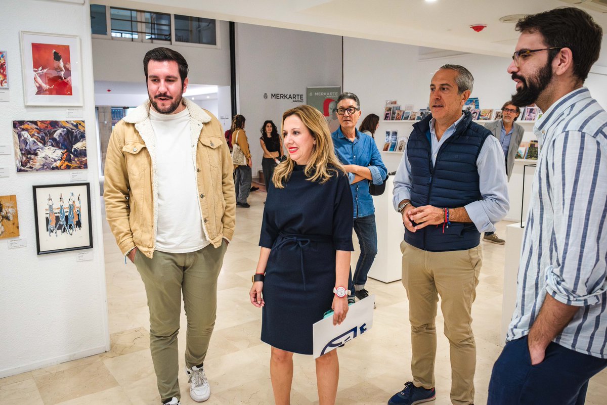 SerafinMesa's tweet photo. 🎄🎨#Merkarte Navidad sigue siendo un punto de encuentro con el talento joven en estas fechas.
🖼️🖌️ Lo hemos visitado junto a la presidenta del @CabildoTenerife, @rdavmam, quién ha querido conocer la obra de las 40 personas jóvenes artistas que están exponiendo en el Círculo de Bellas Artes de Tenerife hasta el próximo viernes 12 de enero.
➡️Abierto de lunes a sábado, de 10h a 22h.
#TenerifeJoven #CabildoCercano #ArteJoven