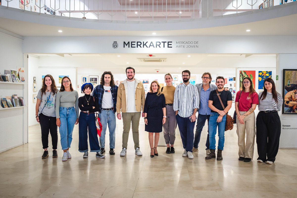 SerafinMesa's tweet photo. 🎄🎨#Merkarte Navidad sigue siendo un punto de encuentro con el talento joven en estas fechas.
🖼️🖌️ Lo hemos visitado junto a la presidenta del @CabildoTenerife, @rdavmam, quién ha querido conocer la obra de las 40 personas jóvenes artistas que están exponiendo en el Círculo de Bellas Artes de Tenerife hasta el próximo viernes 12 de enero.
➡️Abierto de lunes a sábado, de 10h a 22h.
#TenerifeJoven #CabildoCercano #ArteJoven