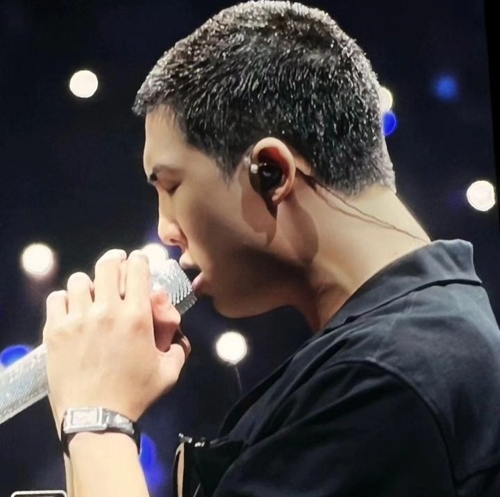FabiUni_'s tweet photo. Dear, Joon! I pray for you 🙏💙 because praying is taking a step aside, letting go of things and spending time in stillness where you listen and love. #KimNamjoon https://t.co/C3dOetDAYj